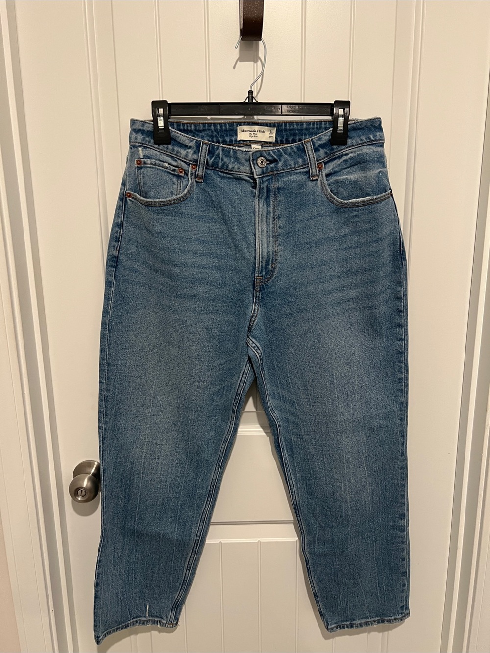 Abercrombie & Fitch Women’s Mom High Rise Light Blue Relaxed Denim Jeans 31P